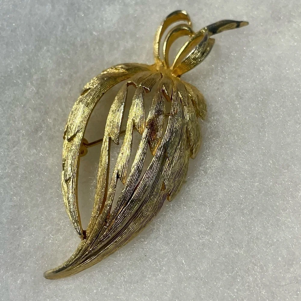 Vintage Gold-tone Leaf brooch